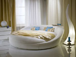 Кръгла спалня с тапицерия от бяла еко кожа  
